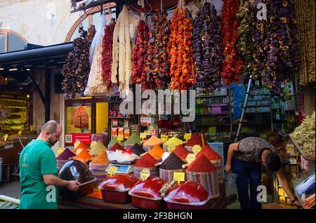 Istanbul, Türkei - September, 2018: Männer, die ihren Gewürzladen auf dem ägyptischen Basar vorbereiten. Große Auswahl an aromatischen Gewürzen auf dem Markt. Farbauswahl Stockfoto