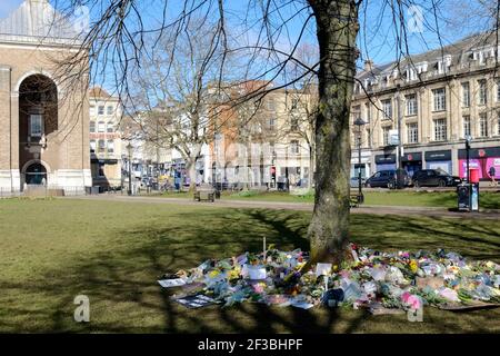 College Green, Bristol, Großbritannien. März 2021, 16th. Blumen Tribute während der Rückforderung der Straßen Mahnwache für Sarah Everard, die in Clapham starb gelegt. Lokale Frauen hatten trotz der Sperrregeln eine Mahnwache abgehalten. Kredit: JMF Nachrichten/Alamy Live Nachrichten Stockfoto