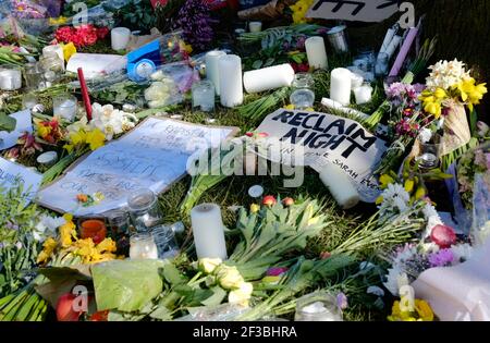 College Green, Bristol, Großbritannien. März 2021, 16th. Blumen Tribute während der Rückforderung der Straßen Mahnwache für Sarah Everard, die in Clapham starb gelegt. Lokale Frauen hatten trotz der Sperrregeln eine Mahnwache abgehalten. Kredit: JMF Nachrichten/Alamy Live Nachrichten Stockfoto