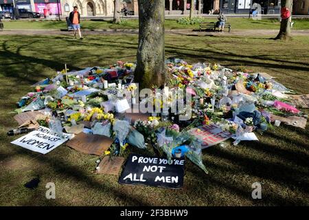 College Green, Bristol, Großbritannien. März 2021, 16th. Blumen Tribute während der Rückforderung der Straßen Mahnwache für Sarah Everard, die in Clapham starb gelegt. Lokale Frauen hatten trotz der Sperrregeln eine Mahnwache abgehalten. Kredit: JMF Nachrichten/Alamy Live Nachrichten Stockfoto