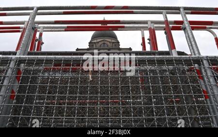 München, Deutschland. März 2021, 16th. Im Hofgarten vor der Kuppel der Bayerischen Staatskanzlei stehen Schrankenzäune. Kredit: Peter Kneffel/dpa/Alamy Live Nachrichten Stockfoto