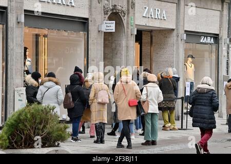 München, Deutschland. März 2021, 16th. Frauen stehen vor einem Einzelhandelsgeschäft in der Innenstadt und warten auf einen „Click and Meet“-Termin. Kredit: Peter Kneffel/dpa/Alamy Live Nachrichten Stockfoto