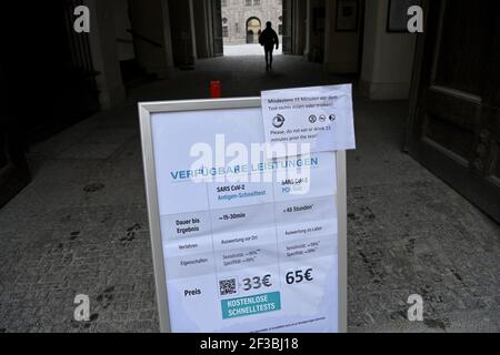 München, Deutschland. März 2021, 16th. Ein Schild zeigt die verfügbaren Dienste an einer Corona-Teststation in der Innenstadt an. Kredit: Peter Kneffel/dpa/Alamy Live Nachrichten Stockfoto