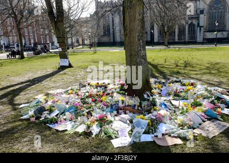 College Green, Bristol, Großbritannien. März 2021, 16th. Blumen Tribute während der Rückforderung der Straßen Mahnwache für Sarah Everard, die in Clapham starb gelegt. Lokale Frauen hatten trotz der Sperrregeln eine Mahnwache abgehalten. Kredit: JMF Nachrichten/Alamy Live Nachrichten Stockfoto