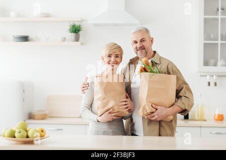 Gesunder Lebensstil, glückliche Beziehung für Mann und Frau im mittleren Alter, Produkte zusammen einkaufen Stockfoto