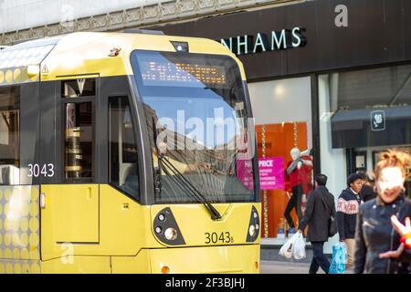 Manchester England - 13,10.2013: Menschen Schlange für Straßenbahnen in Manchester City Centre Stockfoto