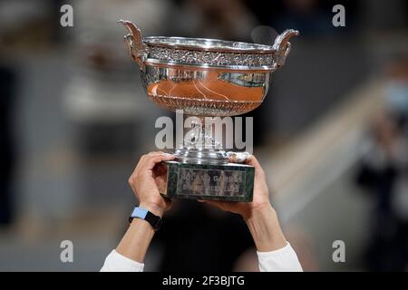 Hände von Rafael Nadal hält Trophäe in der Luft nach dem Gewinn seiner 13th. championships, French Open 2020 Turnier, Paris, Frankreich. Stockfoto