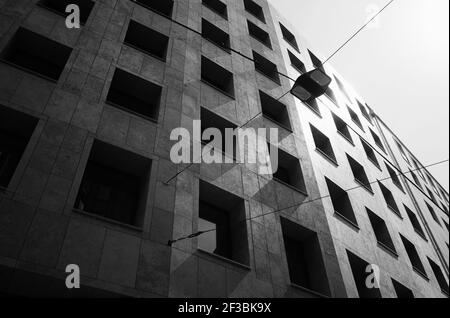 Solides modernes Gebäude in klassischem Stil in Schwarz und Weiß. Istanbul, Türkei Stockfoto