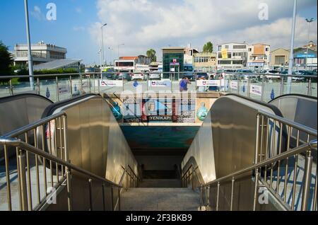 Istanbul, Türkei - September 2018: Eingang zur Yenikapi U-Bahnstation. Rolltreppe und Treppen zur U-Bahnstation. Treppen zur U-Bahn-Station. Stockfoto