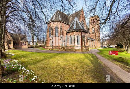 CATHEDRAL CHURCH OF ST ANDREW INVERNESS IM FRÜHEN FRÜHJAHR MIT BUNTE KROKUSSE Stockfoto