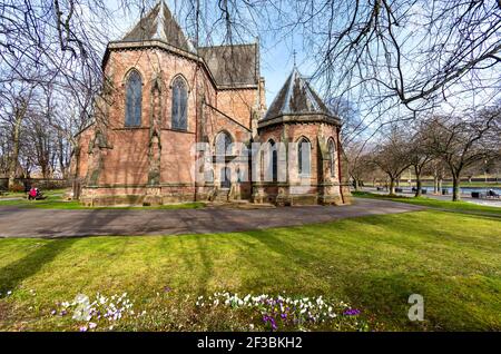 CATHEDRAL CHURCH OF ST ANDREW INVERNESS IM FRÜHEN FRÜHJAHR MIT MEHRFARBIGE KROKUSSE Stockfoto