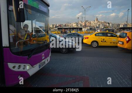 Istanbul, Türkei - September, 2018: Öffentliche Bushaltestelle und gelbe Taxis gegen Galata Tower Blick. Verkehr auf Straßen in Istanbul Stockfoto