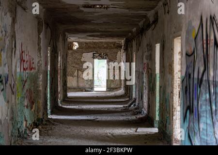 Verlassene gruselige Korridor in szentkiralyszabadja Ungarn Stockfoto