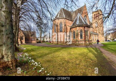 CATHEDRAL CHURCH OF ST ANDREW INVERNESS SCHOTTLAND IM FRÜHJAHR MIT EINER REIHE VON BUNTEN KROKUSSEN Stockfoto