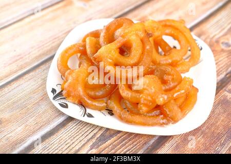 Jalebi indische Süßspeisen auf einem Teller, Stockfoto