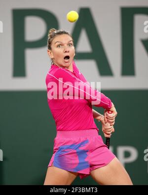 Rumänische Tennisspielerin Simona Halep spielt backhand geschossen bei der French Open 2020 Tennisturnier, Paris, Frankreich. Stockfoto