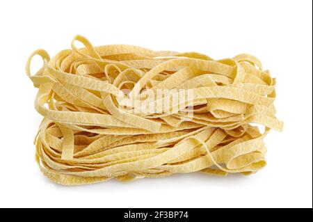 Tagliatelle italienische Pasta isoliert auf weißem Hintergrund Stockfoto