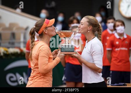 Die ungarische Tennisspielerin Timea Babos und die französische Spielerin Kristina Mladenovic küssen die Trophäe nach dem Sieg bei den Frauen-Doubles-Meisterschaften, French Open 2020 Stockfoto