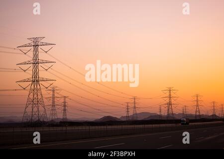 Hochspannungs-Strommasten Turm - Kraftwerk - verteilen elektrische Energie , Sonnenuntergang Stockfoto