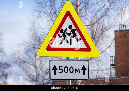 Straßenschild dreieckig geformt vorsichtig Kinder. Hochwertige Fotos Stockfoto