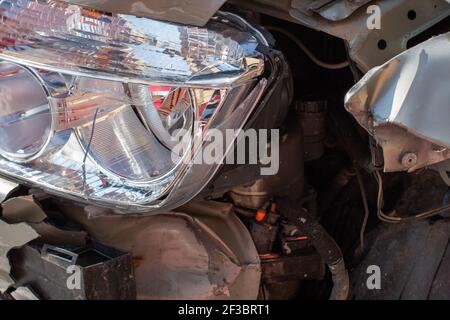 Beschädigte Auto Detail auf crushed Auto, zerstörte Fahrzeug. Zerquetschtes Metall und Kunststoff nach einem Verkehrsunfall in Bukarest, Rumänien, 2021 Stockfoto