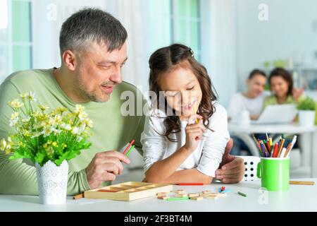 Portrait von Vater hilft seinem süßen kleinen Tochter Stockfoto