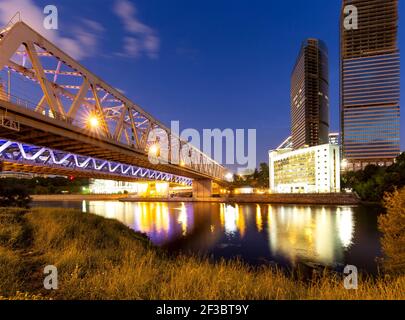 Abendansicht der Dorogomilovsky Brücke über den Moskwa Fluss, Moskau, Russland Stockfoto