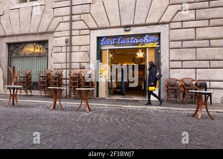 Rom, Italien. März 2021, 15th. Die Bar Sant'Eustachio am ersten Tag mit den Beschränkungen der roten Zone für den Kampf gegen die Covid-19-Pandemie in Rom, Italien, am 15. März 2021. (Foto: Matteo Nardone/Pacific Press/Sipa USA) Quelle: SIPA USA/Alamy Live News Stockfoto