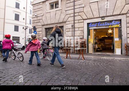 Rom, Italien. März 2021, 15th. Die Bar Sant'Eustachio am ersten Tag mit den Beschränkungen der roten Zone für den Kampf gegen die Covid-19-Pandemie in Rom, Italien, am 15. März 2021. (Foto: Matteo Nardone/Pacific Press/Sipa USA) Quelle: SIPA USA/Alamy Live News Stockfoto