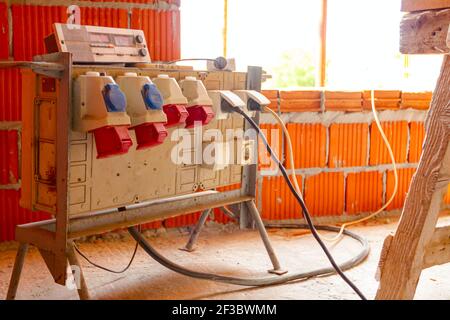 Distribution Panel mit Industrieller mehrphasiger Stromversorgung Stecker und Buchsen ist die Bereitstellung von elektrischer Energie zu Baustelle. Stockfoto