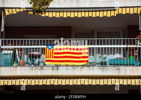 Barcelona, Katalonien, Spanien. Katalonien Flagge hängt auf Balkon des Hauses. Stockfoto