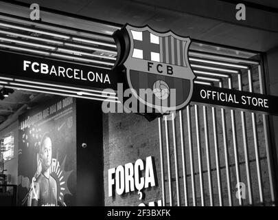BARCELONA, SPANIEN - 10. MÄRZ 2018: Eintritt zum offiziellen Laden des FCB (Futbol Club Barcelona). Schwarz weiß historisches Foto Stockfoto