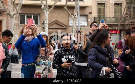 BARCELONA, SPANIEN - 11. MÄRZ 2018: Touristen fotografieren das Gebäude Casa Batllo, eines der Meisterwerke von Antoni Gaudi. Schwarzweiß-Foto. Stockfoto