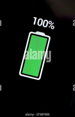 Energiekonzept, Ladestandsanzeige auf einem Smartphone-Display. Stockfoto