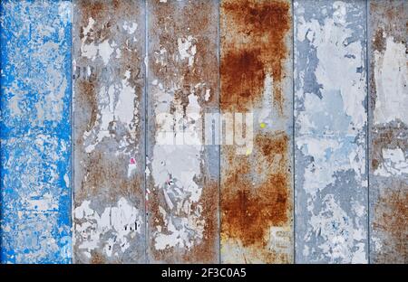 Alte Pinnwand mit Plakatrusten, grunge Hintergrund oder Textur Stockfoto