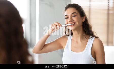 Happy Lady Zähneputzen Mit Zahnbürste Stehen Im Bad Drinnen Stockfoto