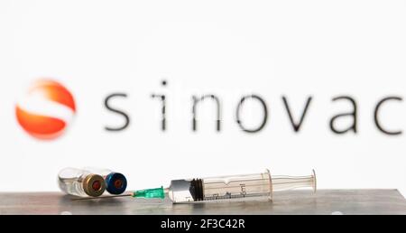 CLUJ-NAPOCA -RUMÄNIEN - MÄRZ 9 2021: Sinovac Impfstoff Covid-19 Konzept. Spritzennadel und Impfstoff, verschwommen Sinovac Firmenlogo auf dem Hintergrund. Stockfoto