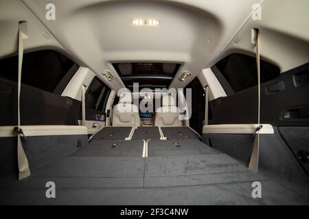 moskau, russland - 24. dezember 2019: Hintere Sitzreihe in flacher Flor gefaltet. Leere Innenraum der Limousine Premium SUV Mercedes GLS Klasse in der Nacht schießen. Stockfoto