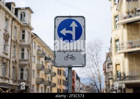 Verkehrsschild, deutsche Übersetzung: Vorgeschriebene Fahrtrichtung, geradeaus und links, außer Fahrräder Stockfoto