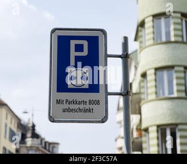 Blaue Parkscheibe mit isolierter Ankunftszeit auf Weiß Stockfotografie -  Alamy