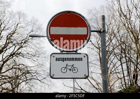 Rot-weißes Verkehrsschild, Einbahnstraße, Kraftfahrzeuge dürfen nicht passieren, außer Fahrräder Stockfoto