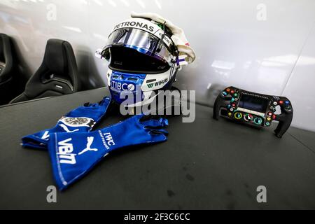 BOTTAS Valtteri (FIN), Mercedes AMG F1 Petronas GP W09 Hybrid EQ Power+, Helm, Handschuhe und Lenkrad während der Formel 1 FIA Weltmeisterschaft 2018, Bahrain Grand Prix, in Sakhir vom 5. Bis 8. April - Foto Florent Gooden / DPPI Stockfoto
