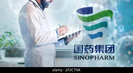 CLUJ-NAPOCA -RUMÄNIEN - MÄRZ 9 2021: Sinopharm-Impfstoff Covid-19 Konzept. Spritzennadel und Impfstoff, verschwommenes Sinopharm Firmenlogo auf dem Hintergrund. Stockfoto