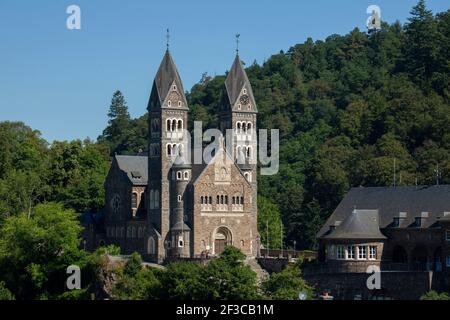 Luxemburg: Pfarrkirche „eglise Saint-come-Saint-Damien“ in Clervaux, romanischer Stil vom Rhein Stockfoto