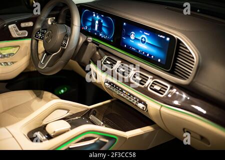 moskau, russland - 24. dezember 2019: Fahrerpult leeres Interieur des hellen Innenraums des Premium-SUV Mercedes GLS-Klasse Nachtaufnahmen. Stockfoto
