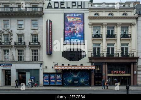 London, Großbritannien. 16. März 2021. Außenbeschilderung für „Zurück in die Zukunft – das Musical“ im Adelphi Theater am Strand, das im Sommer 2021 erscheinen soll. Die Theaterindustrie im West End wurde von den Auswirkungen der Coronavirus-Pandemie hart getroffen. Die Wiedereröffnung von Live-Aufführungen könnte eine der letzten Einschränkungen sein, die gelockert werden, wenn die britische Regierung endlich die Sperre aufgibt, aber noch kein festgestelltes Datum bekannt gegeben wurde. Kredit: Stephen Chung / Alamy Live Nachrichten Stockfoto