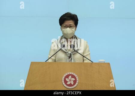 Hongkongs Chefexekutivin Carrie Lam Cheng Yuet-ngor spricht auf einer Pressekonferenz, um der Entscheidung des chinesischen NPC (nationaler Volkskongress), der obersten Legislaturperiode des Landes, über Änderungen des Hongkonger Wahlsystems in Hongkong, China, am 11. März 2021, zuzustimmen. Chinas oberste Legislaturperiode billigte einen Beschluss zur Verbesserung des Wahlsystems der Sonderverwaltungsregion Hongkong, der einen weiteren wichtigen Schritt zur Verbesserung der rechtlichen und politischen Systeme der Region darstellt. Dem Beschlussentwurf zufolge basiert die Änderung auf dem Gesamtrahmen des Hongkonger Grundgesetzes und der Nati Stockfoto