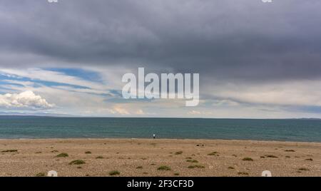 Khyargas Nuur, Khyargas See in der Mongolei mit dunklem Himmel und Wolken, Bergen und Steppe. Stockfoto