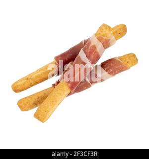 Brotsticks grisini mit italienischem Prosciutto crudo oder spanischem Jamon. Isoliert auf weißem Hintergrund Stockfoto
