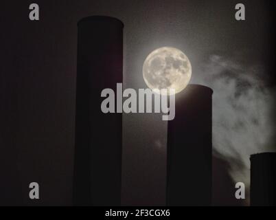 Ein faszinierender Blick auf den runden Mond im Hintergrund von Gebäuden in Kopenhagen, Dänemark Stockfoto